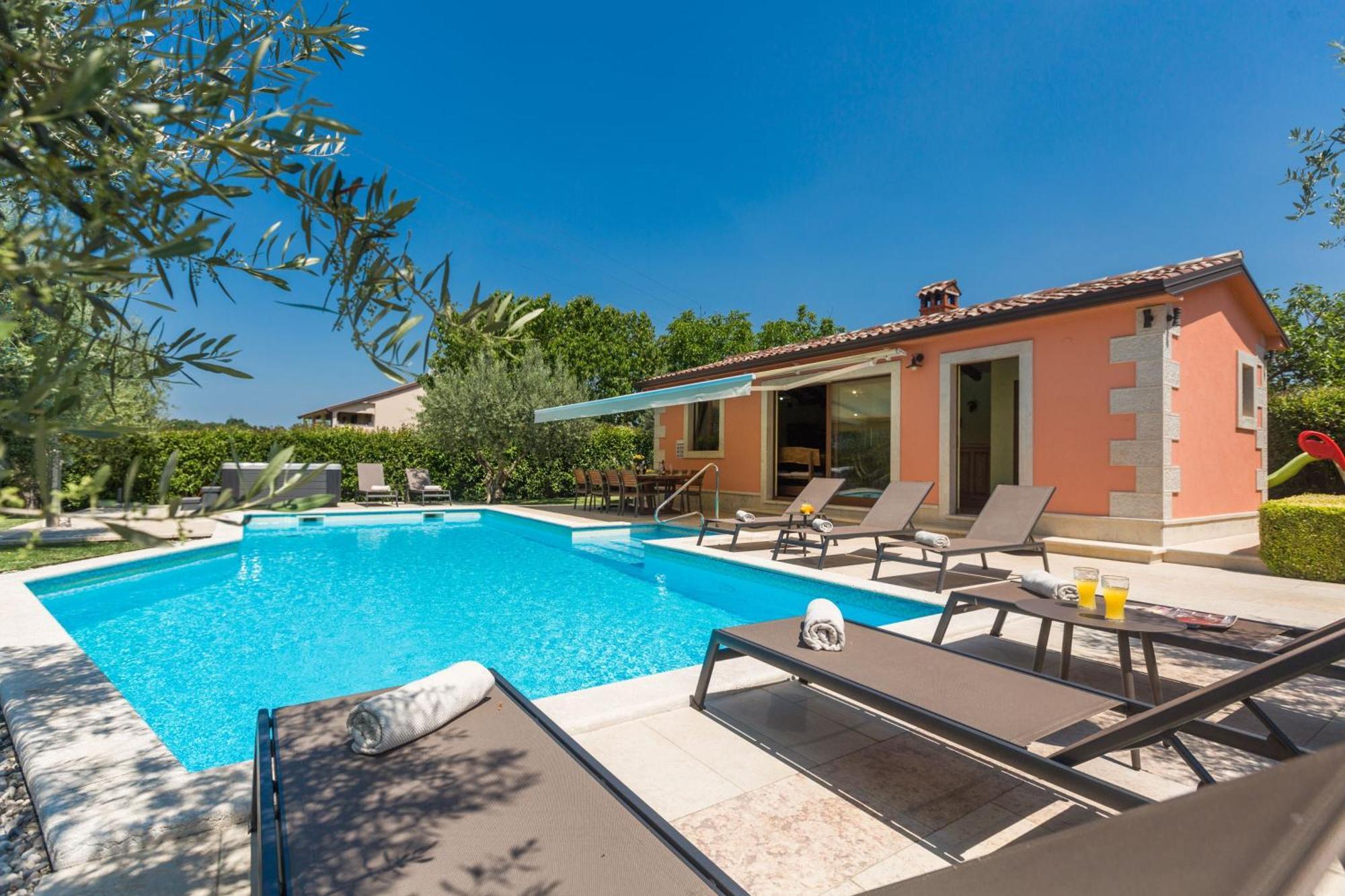 Ulika Mit Pool Und Jacuzzi Poreč